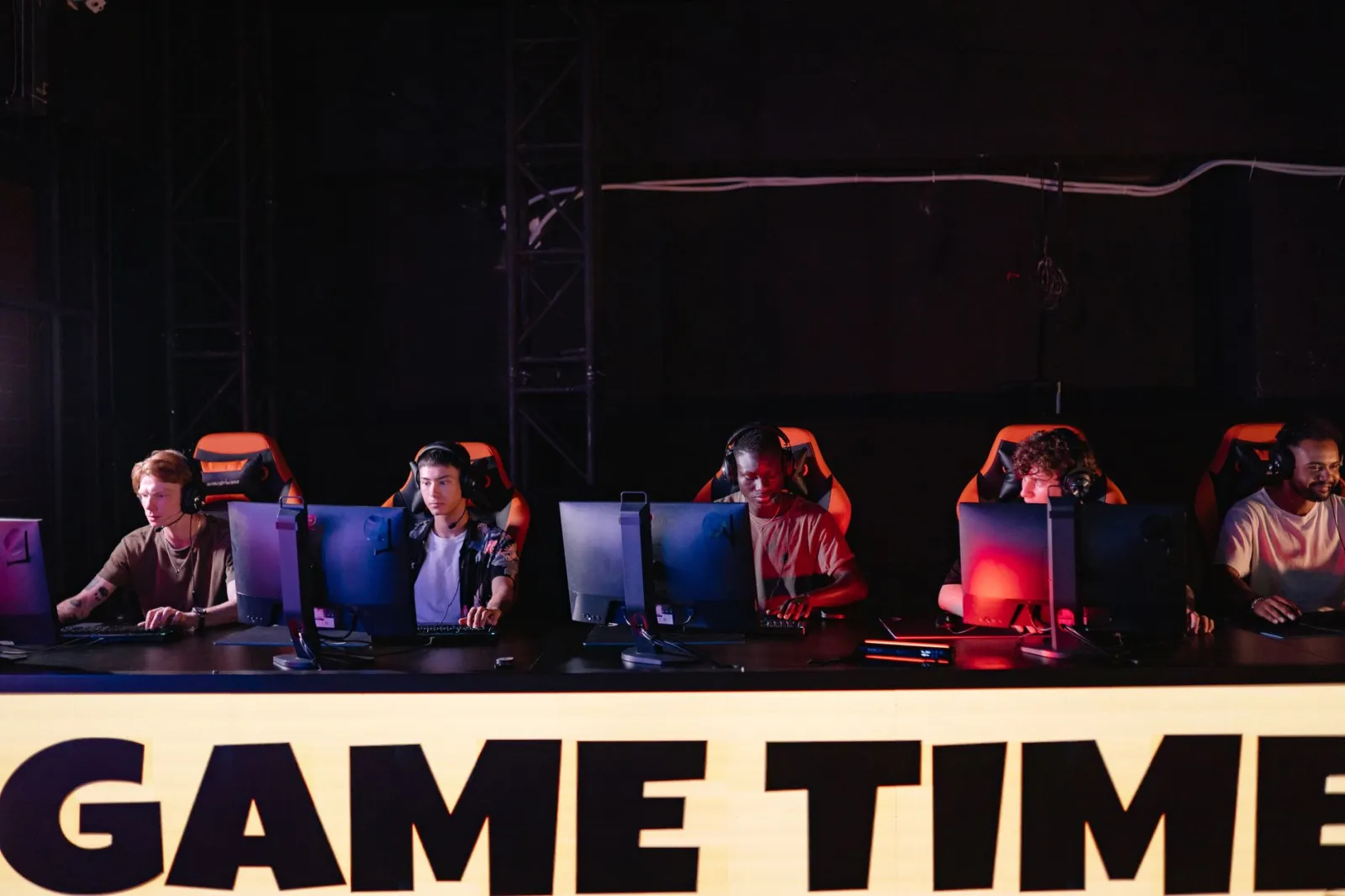 Le rôle des commentateurs et analystes dans les diffusions e-sport
