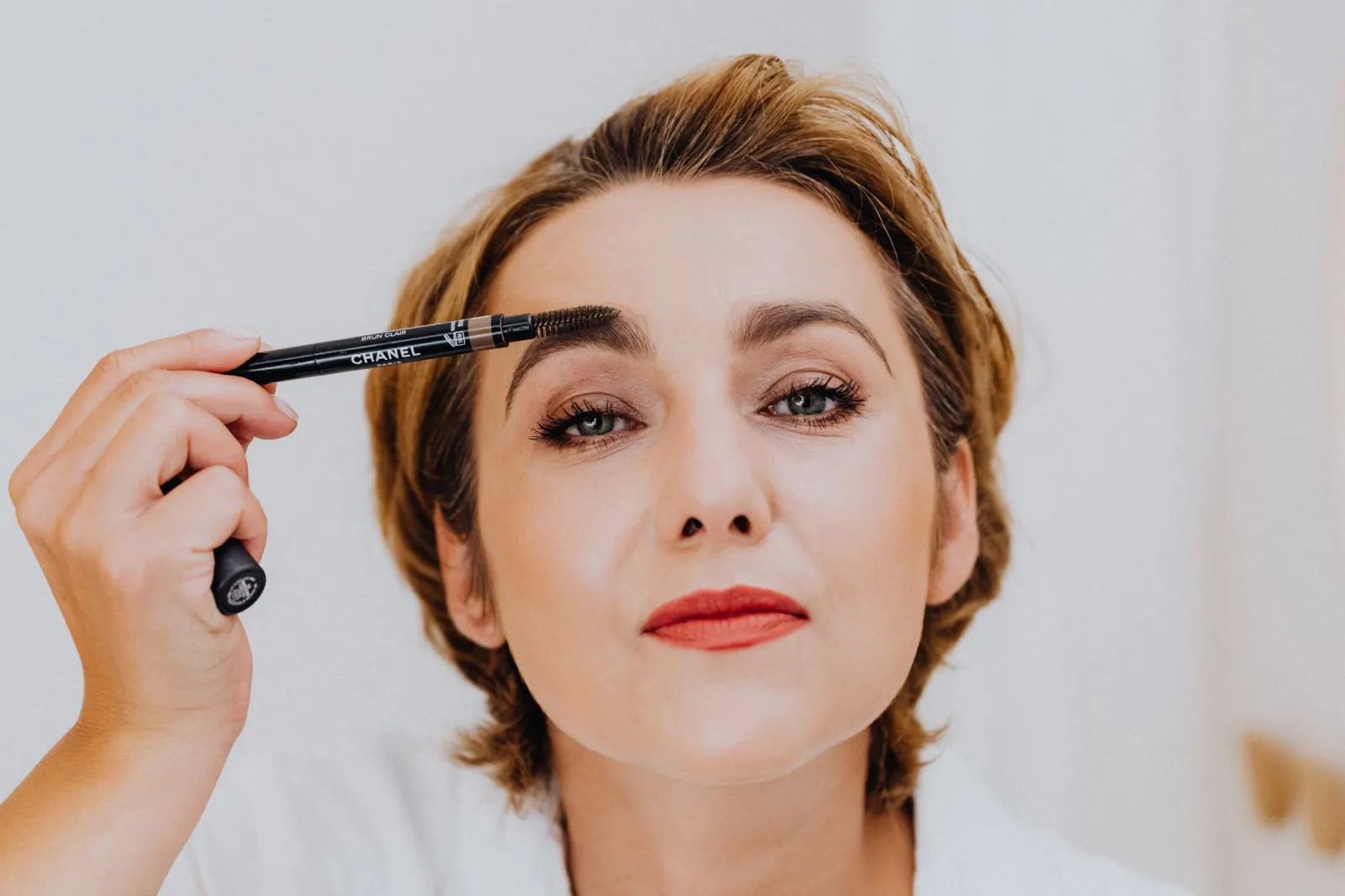 Maquillage express quand tu as dormi 3 heures : La routine miracle.