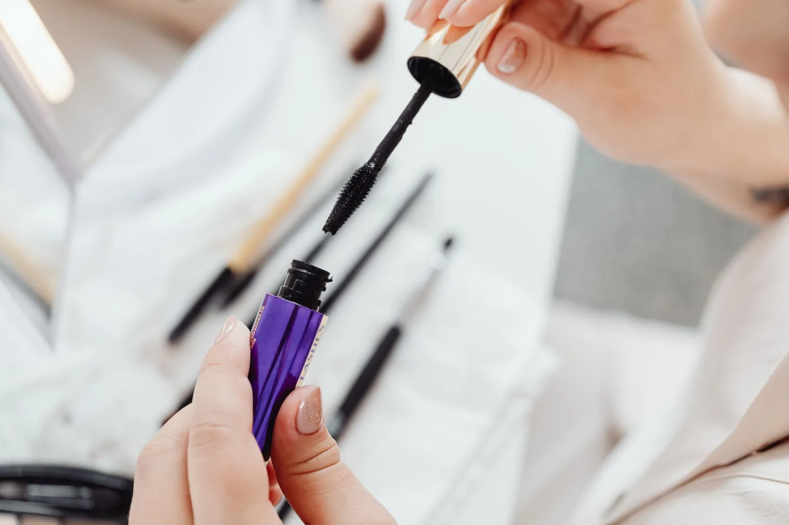 Le guide complet des faux-cils : Pose, entretien et dépose.