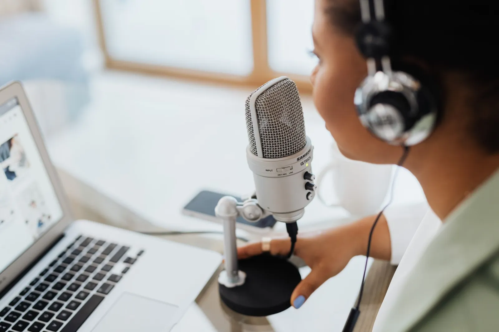 Podcasts mode et beauté : Nos écoutes préférées pour rester informée.