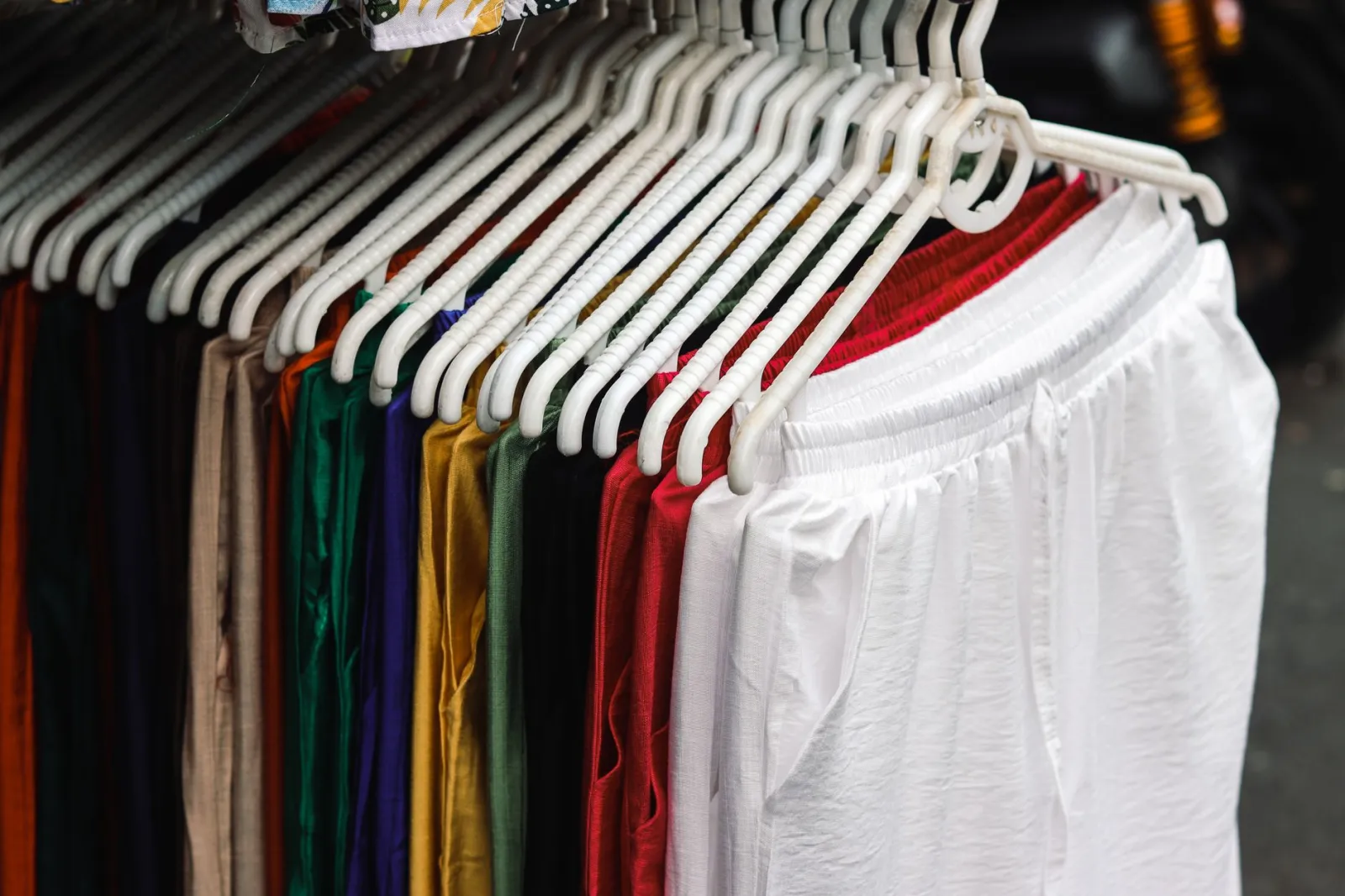 Peinture sur textile : Ajouter une touche artistique à tes vêtements.