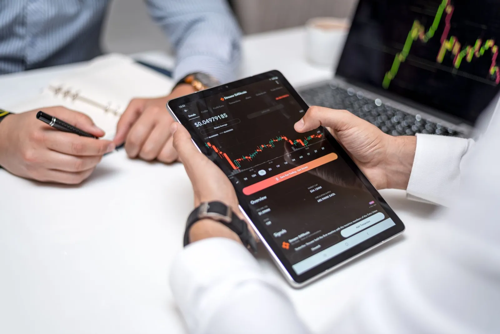 La digitalisation des services financiers : opportunités et défis