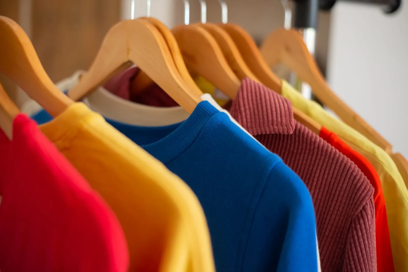 Organiser son dressing : astuces pour gagner de la place