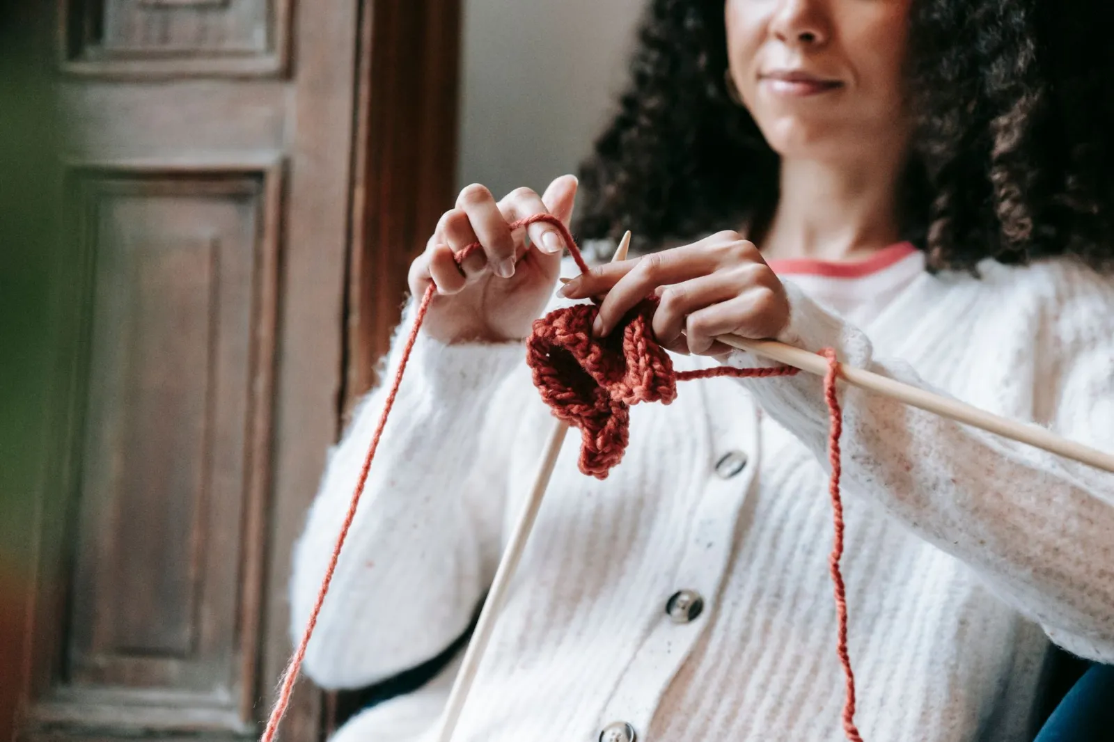 Tricoter un plaid XXL : le projet cosy du week-end