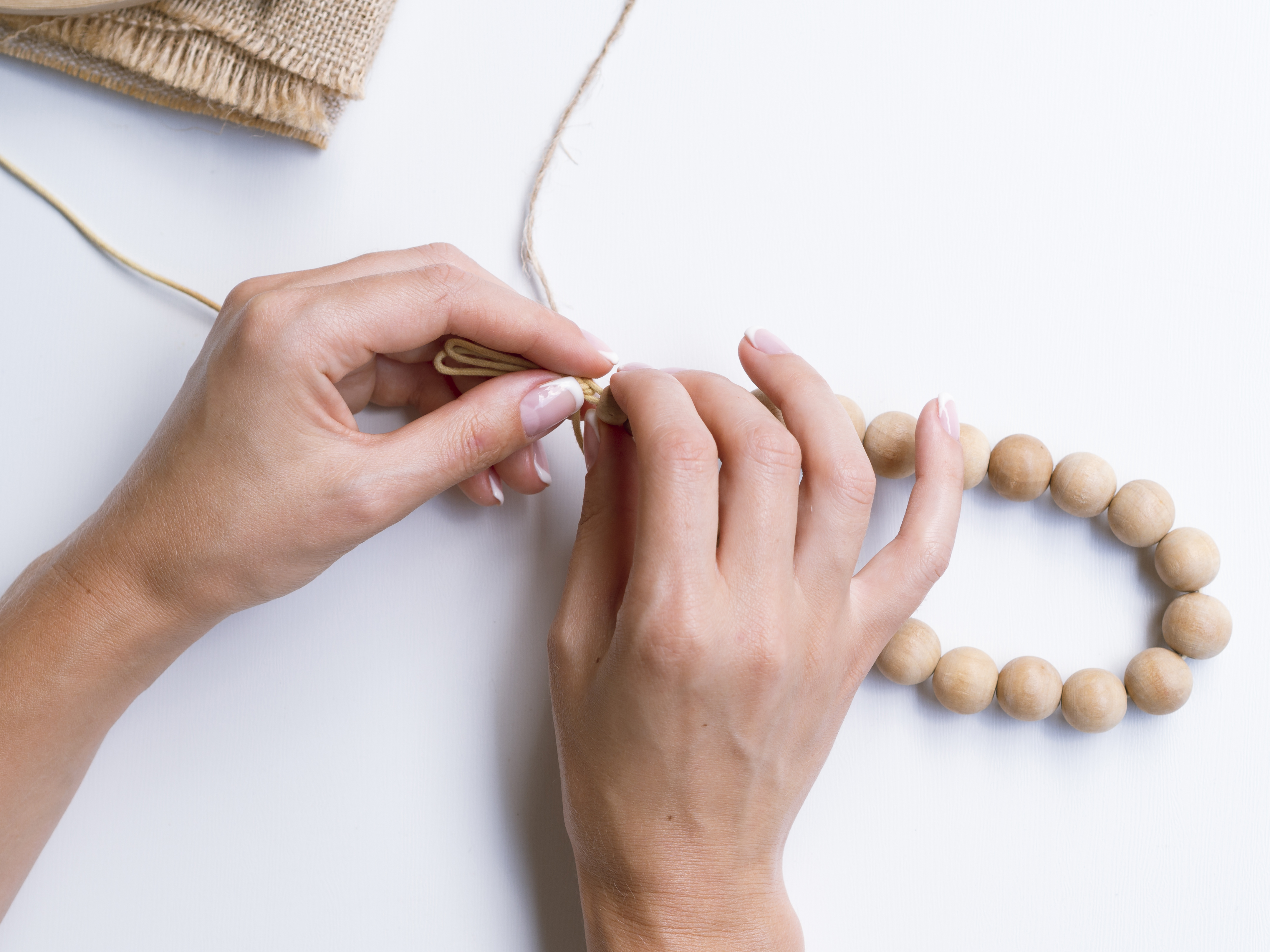 Illustration : pensez également à la taille et à l'ajustement. — le bracelet en bois pour femme est le bijou tendance à adopter