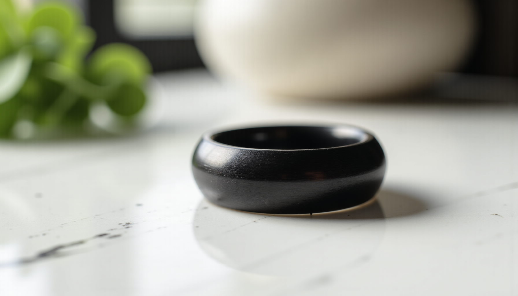 idée cadeau : pourquoi offrir une bague en bois artisanale à une femme ? — raffinement, exotisme ébène noir profond extrêmement dur, grain